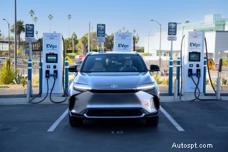 Consumer Reports обнаружил, что у сетей зарядки Tesla и Rivian значительно меньше проблем, чем у конкурентов 