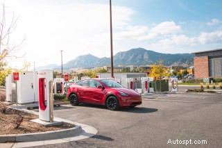 Consumer Reports обнаружил, что у сетей зарядки Tesla и Rivian значительно меньше проблем, чем у конкурентов 