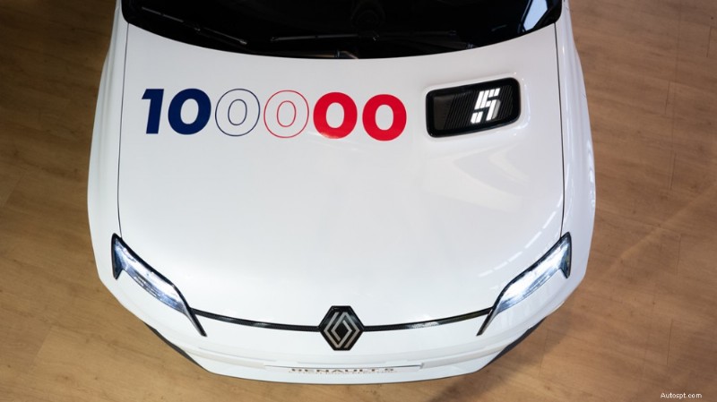 Renault представила 100 000 электромобилей 5E‑Tech в Дуэ, подчеркнув совершенство французского производства