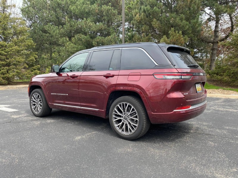 Обзор Jeep Grand Cherokee Summit 2026 года:мощность, комфорт и внедорожные качества 