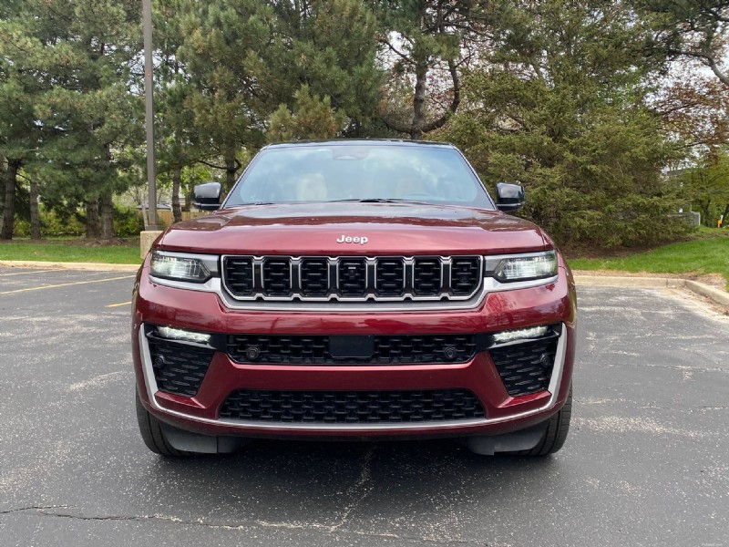 Обзор Jeep Grand Cherokee Summit 2026 года:мощность, комфорт и внедорожные качества 