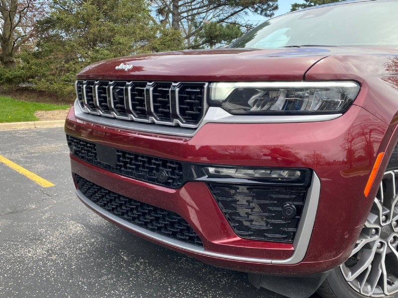 Обзор Jeep Grand Cherokee Summit 2026 года:мощность, комфорт и внедорожные качества 