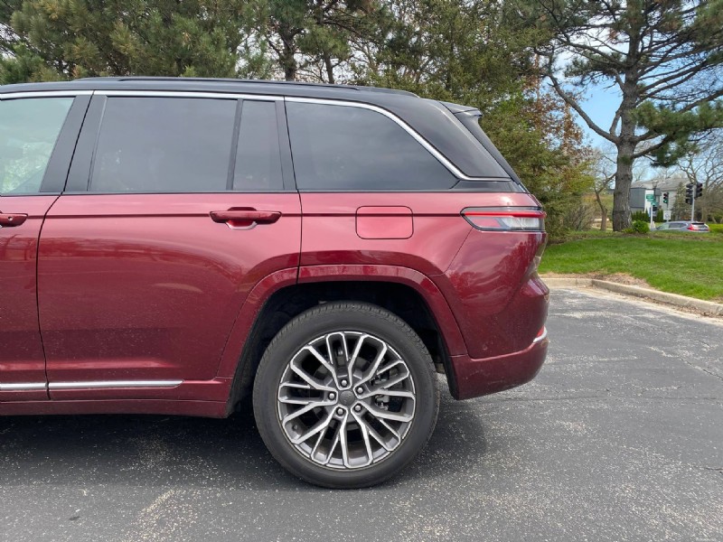 Обзор Jeep Grand Cherokee Summit 2026 года:мощность, комфорт и внедорожные качества 