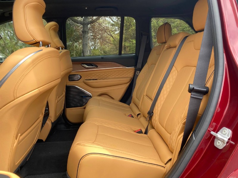 Обзор Jeep Grand Cherokee Summit 2026 года:мощность, комфорт и внедорожные качества 