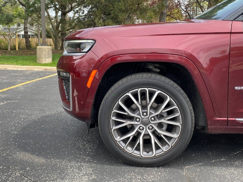 Обзор Jeep Grand Cherokee Summit 2026 года:мощность, комфорт и внедорожные качества 