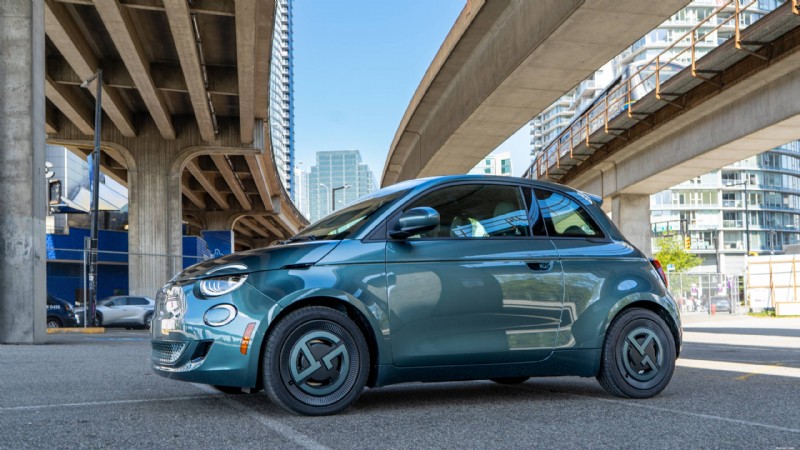 Nissan LEAF 2026 года против Fiat 500e:экспертное сравнение и обзор электромобилей 