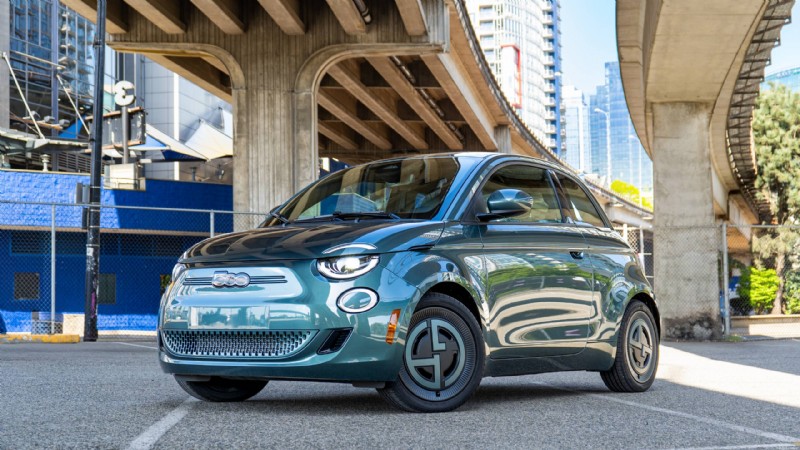 Обзор Fiat 500e Giorgio Armani 2025 года:чем выделяется этот модный городской электромобиль 