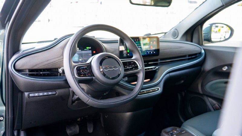 Обзор Fiat 500e Giorgio Armani 2025 года:чем выделяется этот модный городской электромобиль 