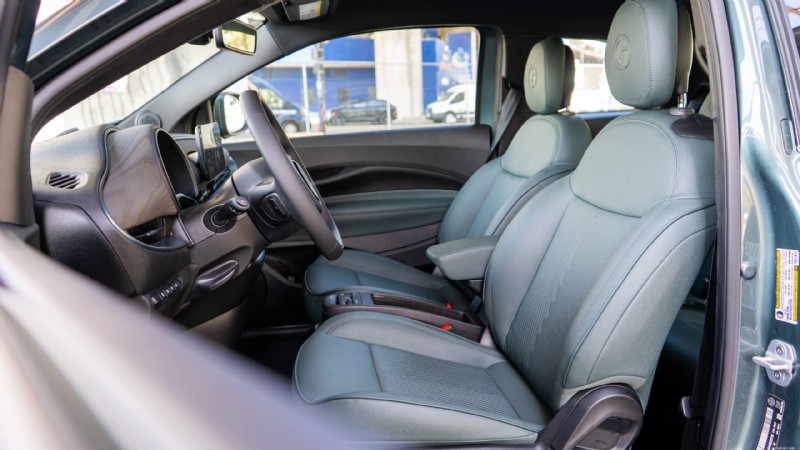 Обзор Fiat 500e Giorgio Armani 2025 года:чем выделяется этот модный городской электромобиль 