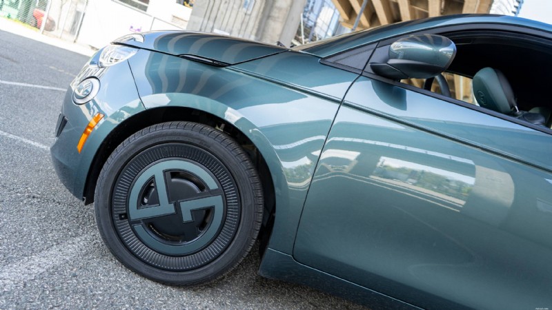 Обзор Fiat 500e Giorgio Armani 2025 года:чем выделяется этот модный городской электромобиль 