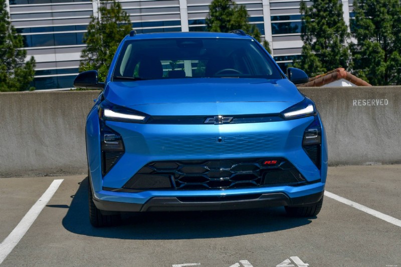 Обзор Chevy Bolt RS 2027 года:опыт поездок на работу и почему он выделяется 