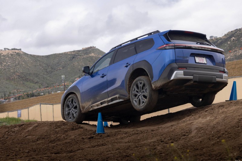 Subaru Trailseeker против Toyota bZ Woodland:какая платформа лучше по внедорожным характеристикам? 