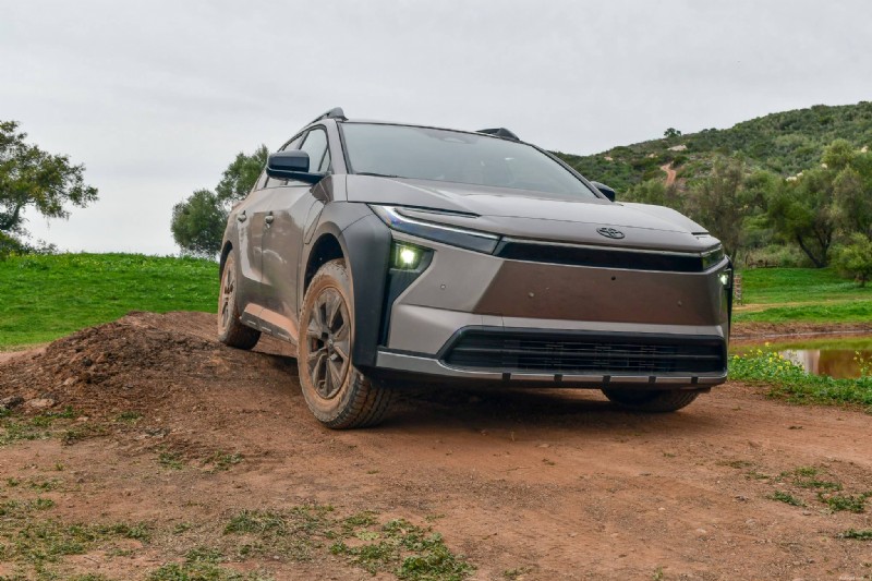 Subaru Trailseeker против Toyota bZ Woodland:какая платформа лучше по внедорожным характеристикам? 