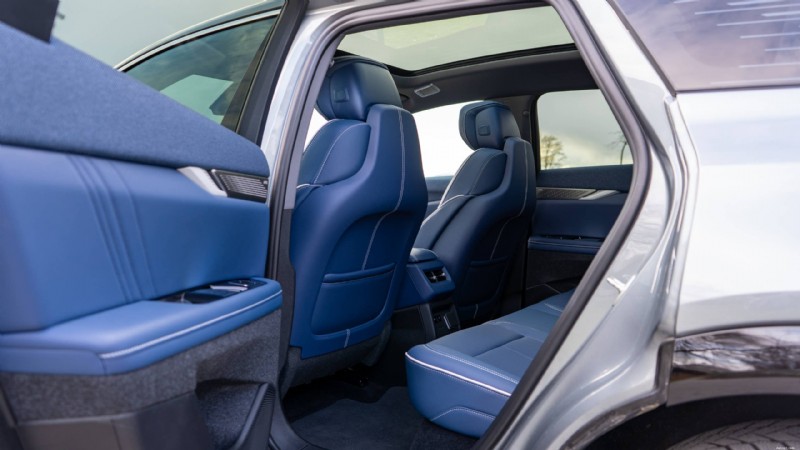 Обзор Cadillac Optiq 2026 года:роскошный компактный электромобиль, сочетающий стиль, комфорт и передовые технологии 