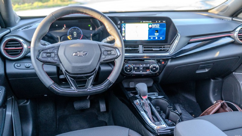 Chevrolet Trax 2026 против Nissan Kicks:беспристрастное и углубленное сравнение двух компактных внедорожников 