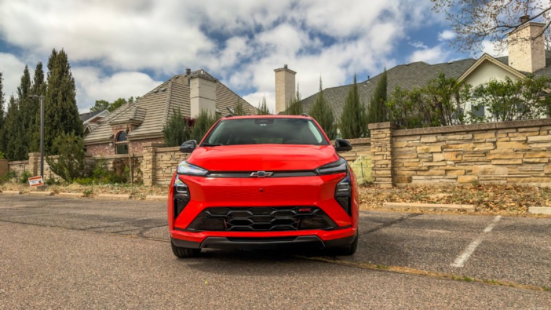 Обзор Chevrolet Bolt 2027 года:почему ходят слухи об отмене последней модели 
