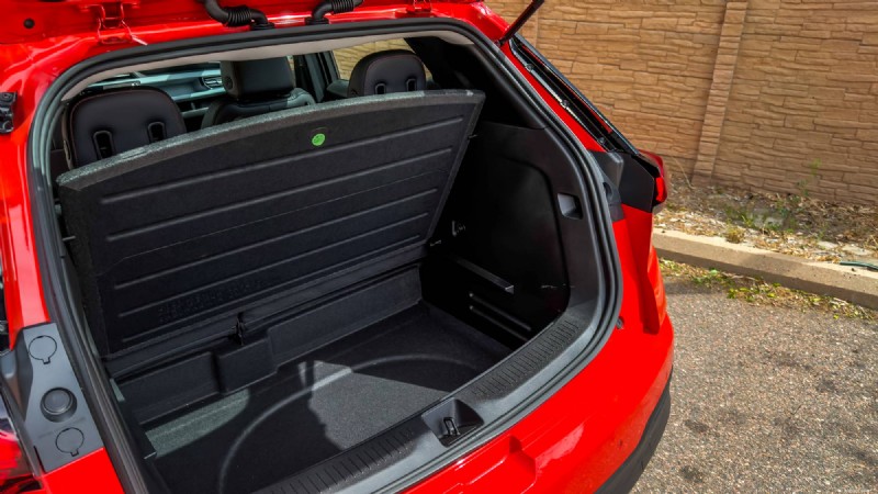 Обзор Chevrolet Bolt 2027 года:почему ходят слухи об отмене последней модели 