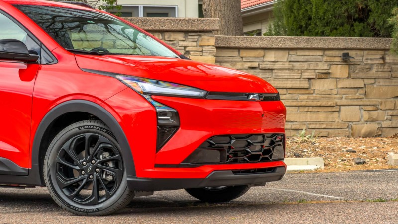 Обзор Chevrolet Bolt 2027 года:почему ходят слухи об отмене последней модели 