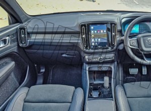 Стандартный интерьер Volvo XC40 Recharge 2022 года — дизайн и функции премиум-класса 