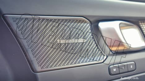 Стандартный интерьер Volvo XC40 Recharge 2022 года — дизайн и функции премиум-класса 