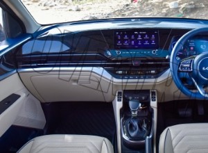 Kia Carens Luxury Plus 2022 года — 7-местный, двигатель 1,5 л, салон с 6-ступенчатой автоматической коробкой передач 