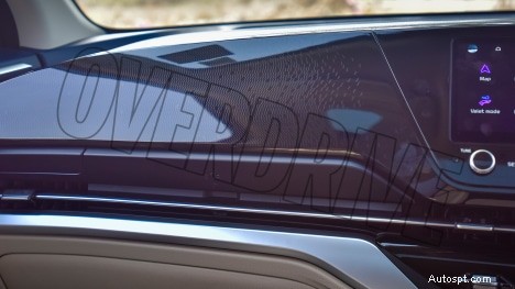 Kia Carens Luxury Plus 2022 года — 7-местный, двигатель 1,5 л, салон с 6-ступенчатой автоматической коробкой передач 