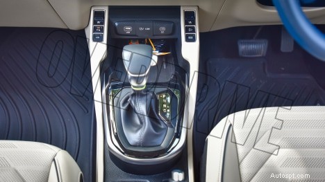 Kia Carens Luxury Plus 2022 года — 7-местный, двигатель 1,5 л, салон с 6-ступенчатой автоматической коробкой передач 