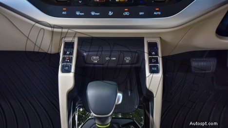 Kia Carens Luxury Plus 2022 года — 7-местный, двигатель 1,5 л, салон с 6-ступенчатой автоматической коробкой передач 