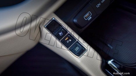 Kia Carens Luxury Plus 2022 года — 7-местный, двигатель 1,5 л, салон с 6-ступенчатой автоматической коробкой передач 