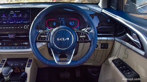 Kia Carens Luxury Plus 2022 года — 7-местный, двигатель 1,5 л, салон с 6-ступенчатой автоматической коробкой передач 