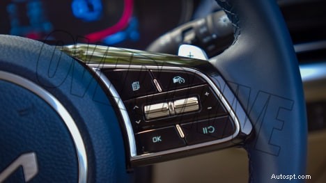 Kia Carens Luxury Plus 2022 года — 7-местный, двигатель 1,5 л, салон с 6-ступенчатой автоматической коробкой передач 