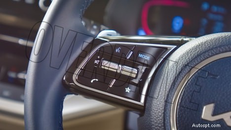 Kia Carens Luxury Plus 2022 года — 7-местный, двигатель 1,5 л, салон с 6-ступенчатой автоматической коробкой передач 