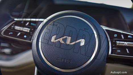 Kia Carens Luxury Plus 2022 года — 7-местный, двигатель 1,5 л, салон с 6-ступенчатой автоматической коробкой передач 