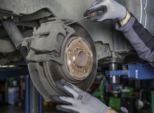 Объяснение тормозной жидкости:почему это важно и как ее поддерживать 