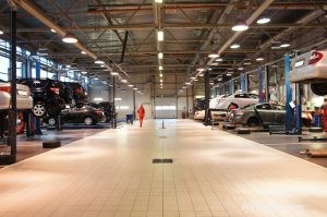 Элитный автомобильный сервис:европейский тренер Отто работает над роскошными спортивными автомобилями 