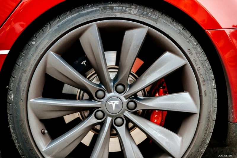 Объяснение цен на шины Tesla:почему они высокие и как долго они прослужат 