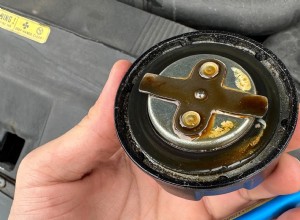 Что означает белое молочное вещество под масляной крышкой? 