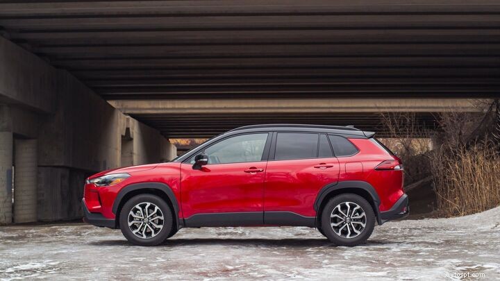 Subaru Crosstrek Hybrid против Toyota Corolla Cross Hybrid:экспертный обзор и параллельное сравнение 